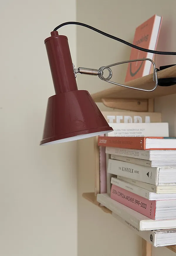 Komfortabel klämlampa i rött från Ellos Home.