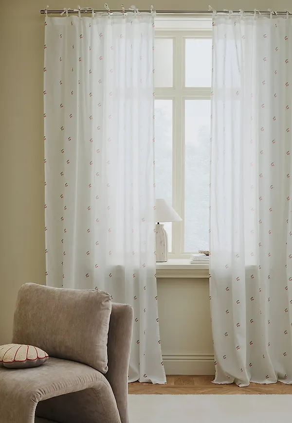 Skön Gardin som passar bra vid många olika tillfällen.