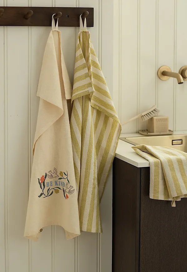 Otroligt snygg ellos gardin i grön färg gjord i bomull.