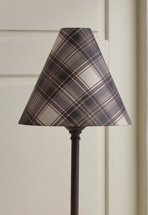 Vacker lampa i beiget från Ellos Home.