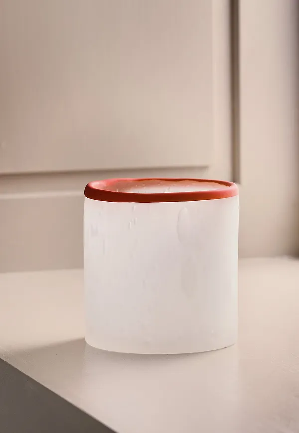 Röd Ellos Home-lykta i klassisk modell.