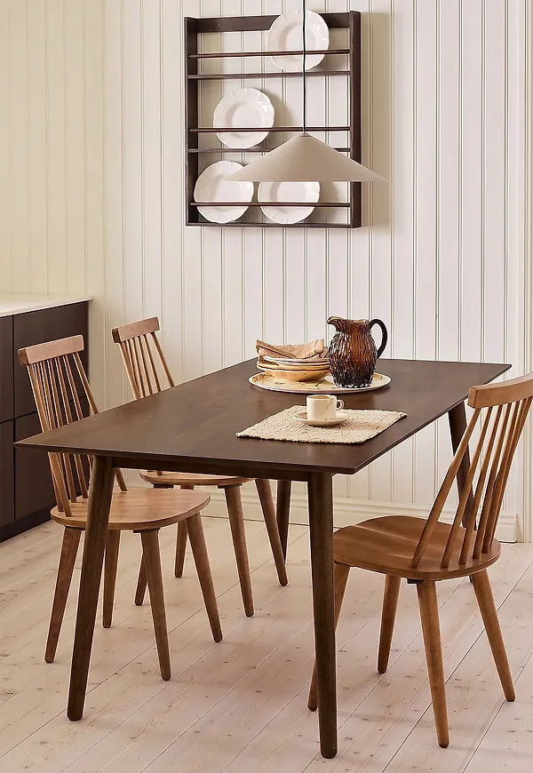 Brun Ellos Home-matbord i snygg modell.