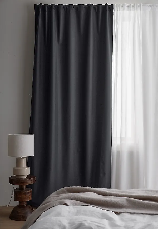 Grå Ellos Home-gardin i mysig modell.
