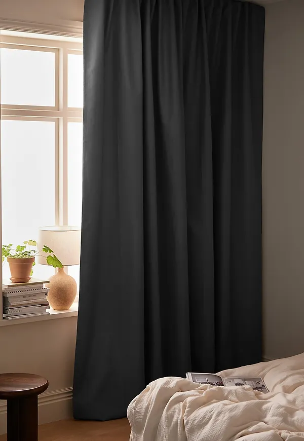 Riktigt trendig mörkläggningsgardin i grått från Ellos Home.