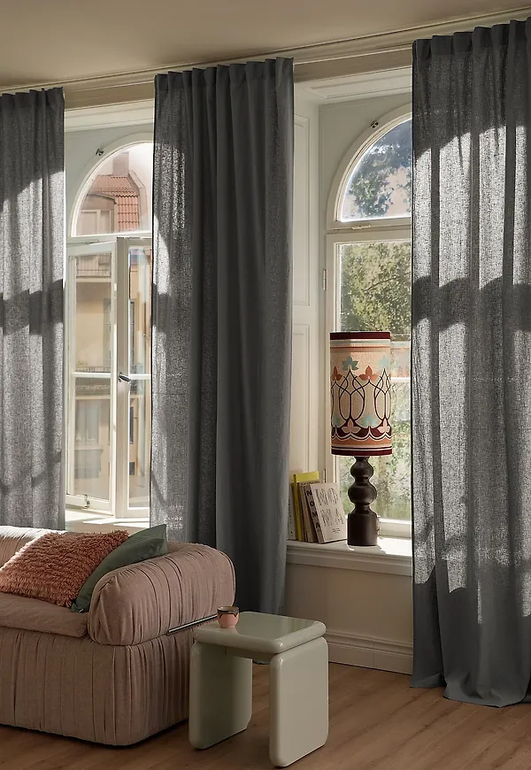 Stilriktig gardin i grått från Ellos Home.