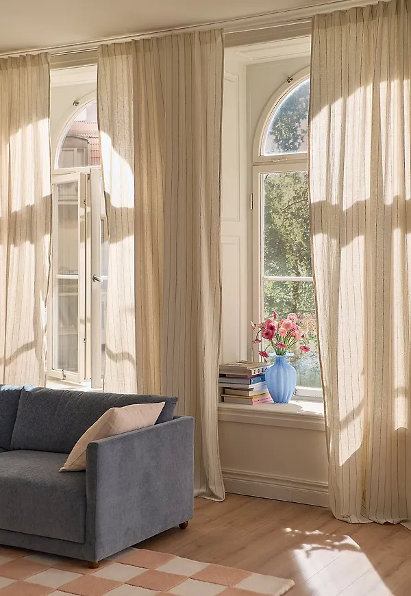 Ikonisk beige gardin 2026 från Ellos Home.