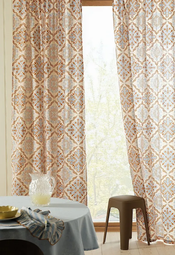 Cool gardin i blå färg gjord i bomull.