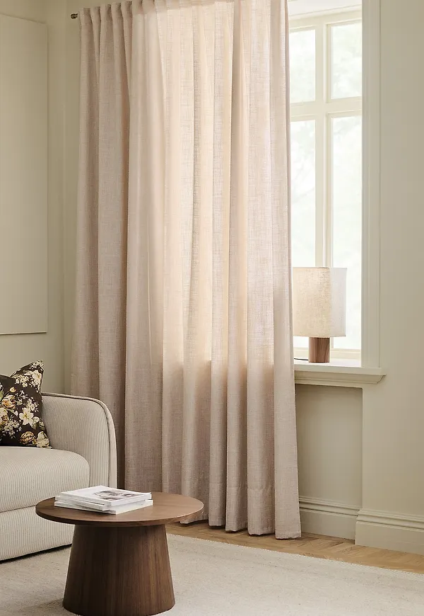 Komfortabel beige gardin 2026 från Ellos Home.