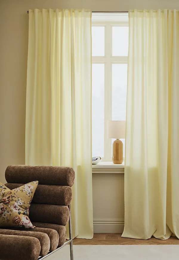 Moderiktig ellos home gardin i gul färg gjord i bomull.