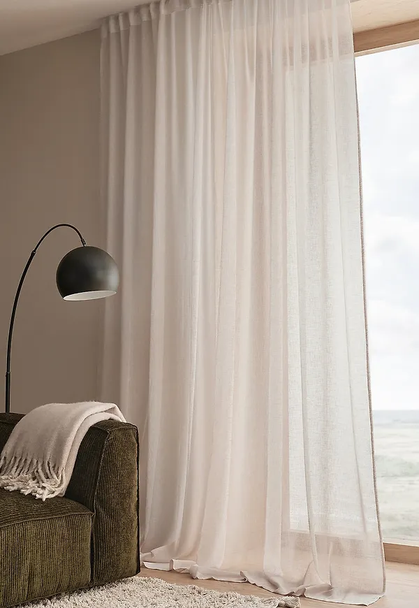 Superfin beige gardin 2026 från Ellos Home.