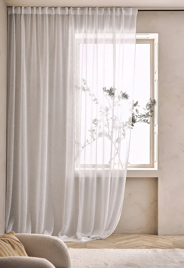 Stilriktig gardin i vitt från Ellos Home.
