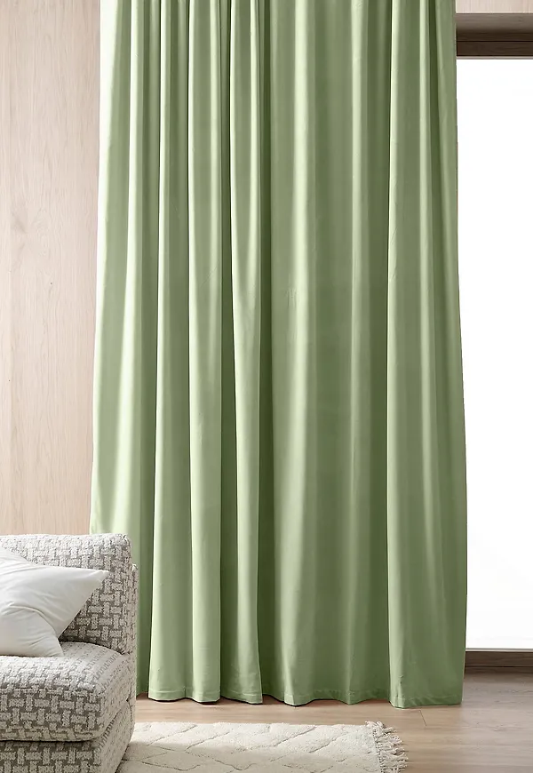 Grön Ellos Home-sammetsgardin i otroligt snygg modell.