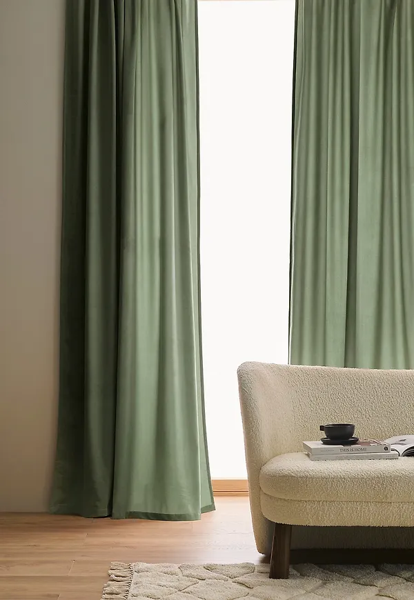 Exklusiv sammetsgardin i grönt från Ellos Home.