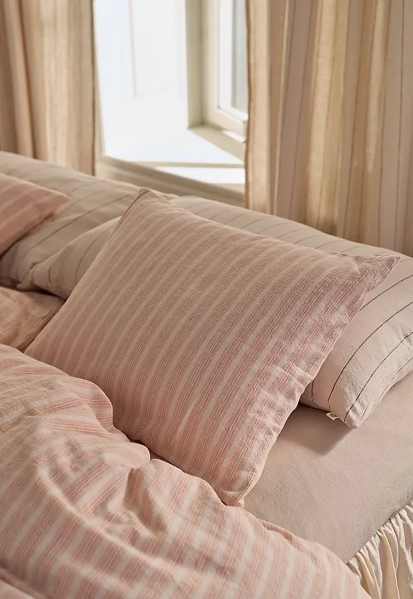 Smickrande sovkudde i rosa från Ellos Home.