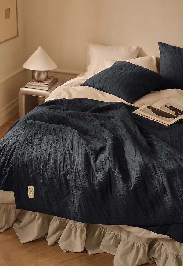 Stilren Säng som passar bra vid många olika tillfällen.