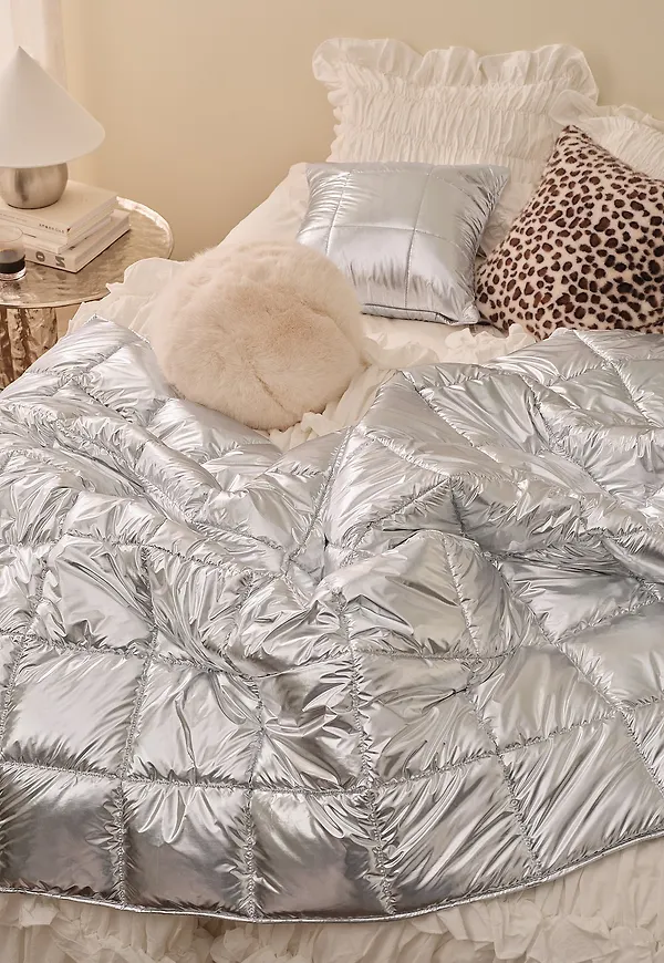 Söt sängkläder i silver från Ellos Home.
