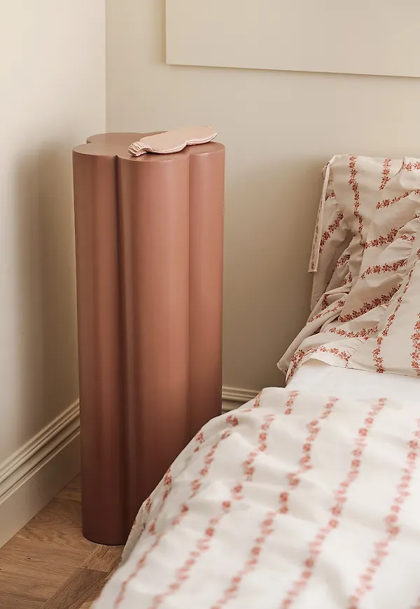 Elegant småbord i brunt från Ellos Home.