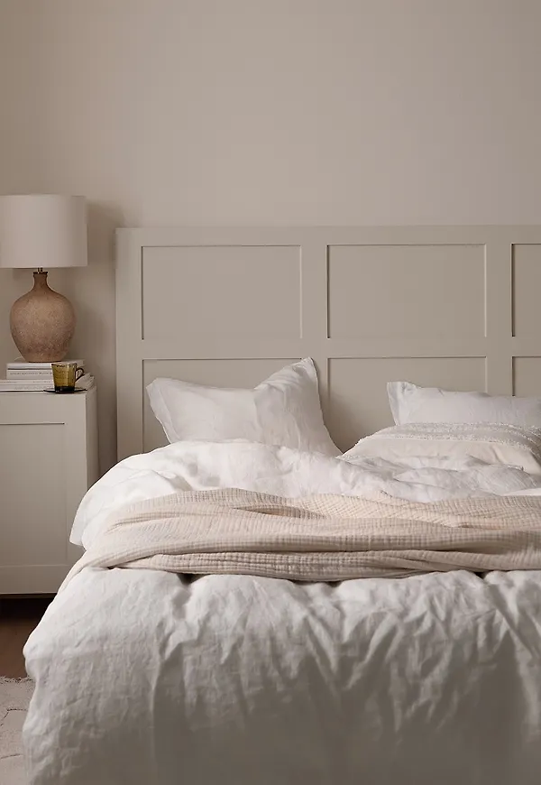 Beige Ellos Home-säng i härlig modell.