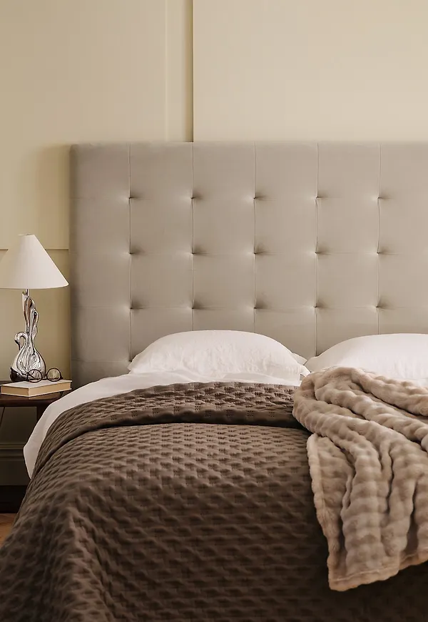 Beige Ellos Home-säng i riktigt snygg modell.
