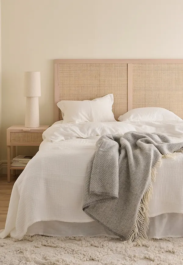 Superfin beige säng 2026 från Ellos Home.