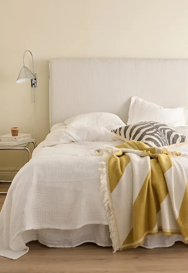 Beige Ellos Home-säng i fantastiskt snygg modell.