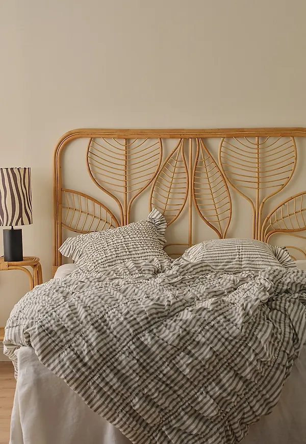 Modern beige säng 2026 från Ellos Home.