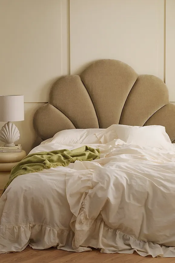 Härlig beige säng 2026 från Ellos Home.