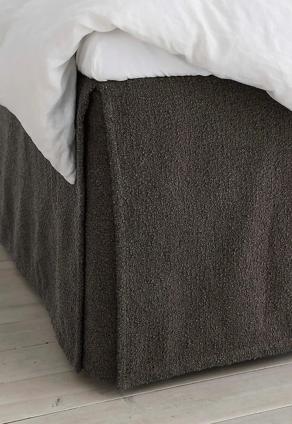 Brun Ellos Home-sängkappa i härlig modell.