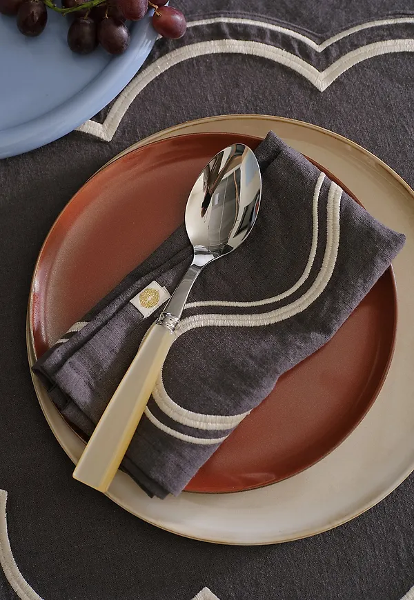 Klassisk ellos gardin i grå färg gjord i bomull.