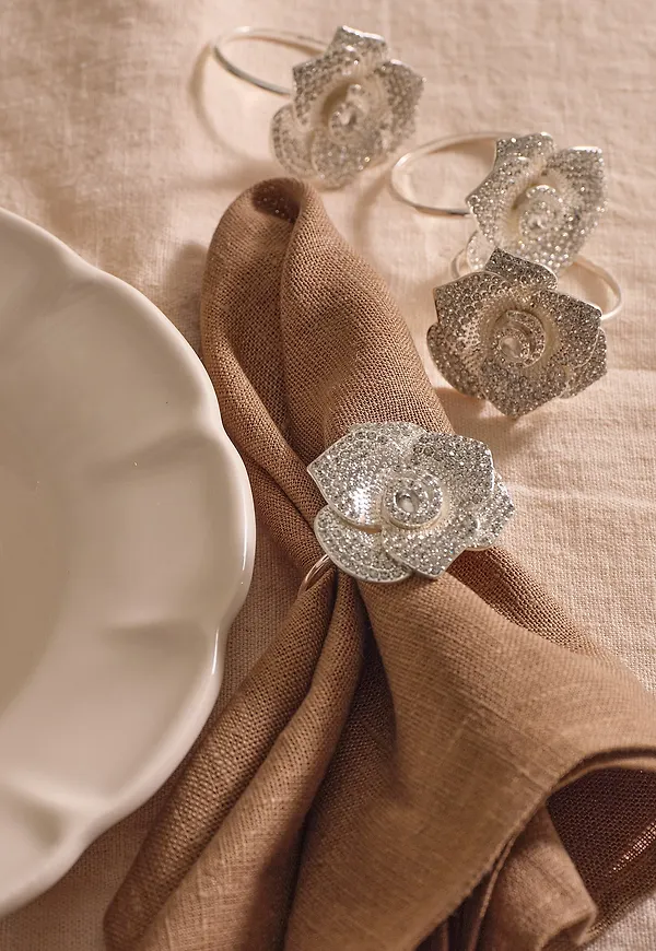 Silver Ellos Home-servettring i komfortabel modell.