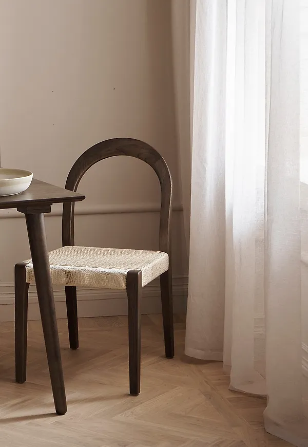 Modern stol i brunt från Ellos Home.