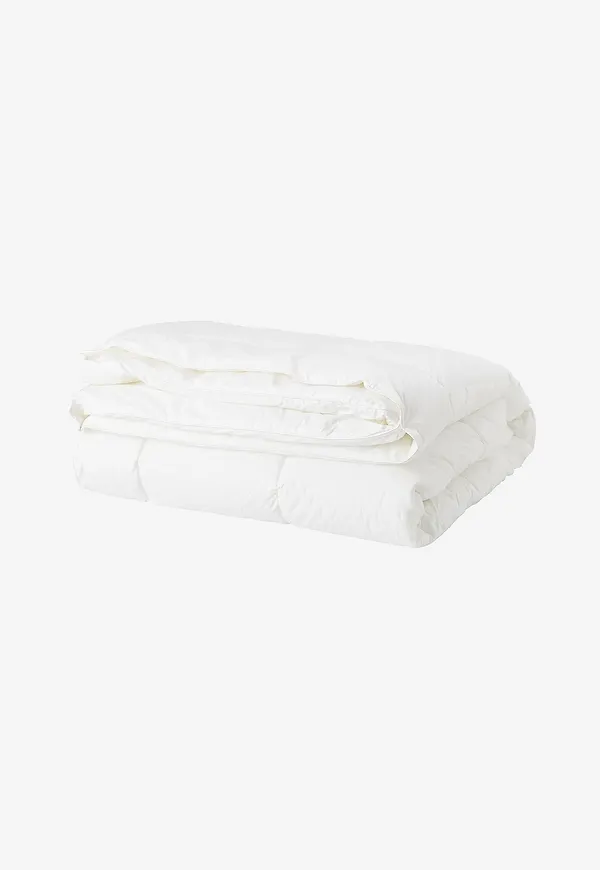 Vit Ellos Home-täcke i mysig modell.