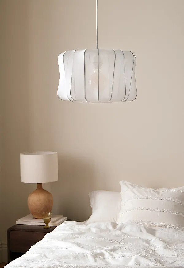 Snygg lampa i vitt från Ellos Home.