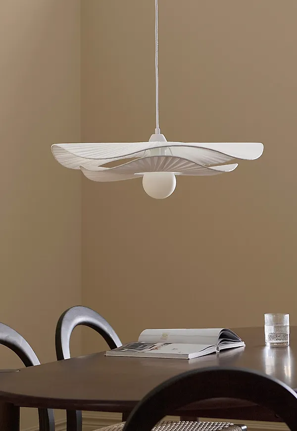 Vit Ellos Home-lampa i modern modell.