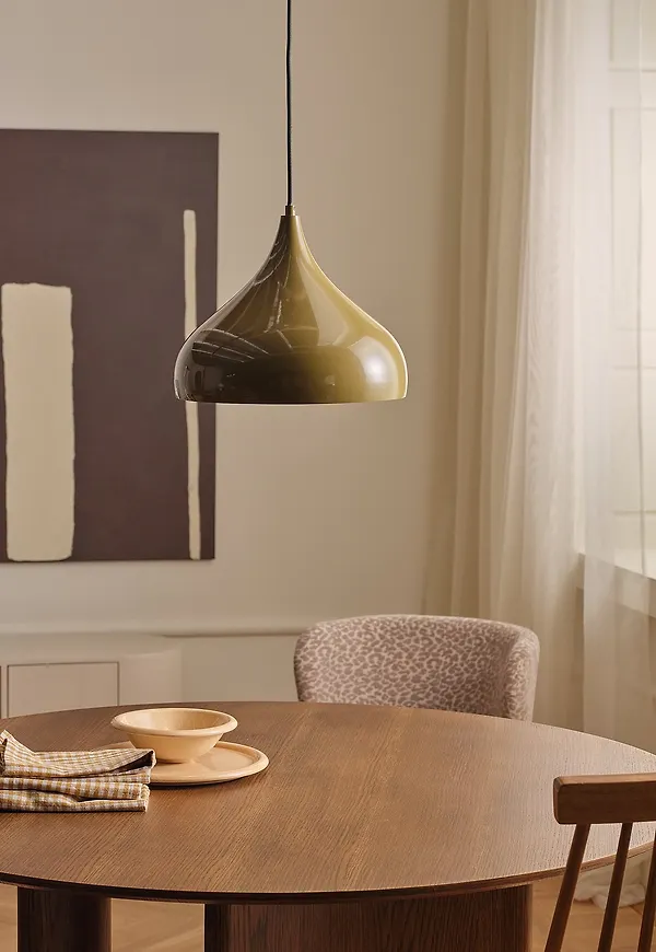 Härlig grön lampa 2026 från Ellos Home.