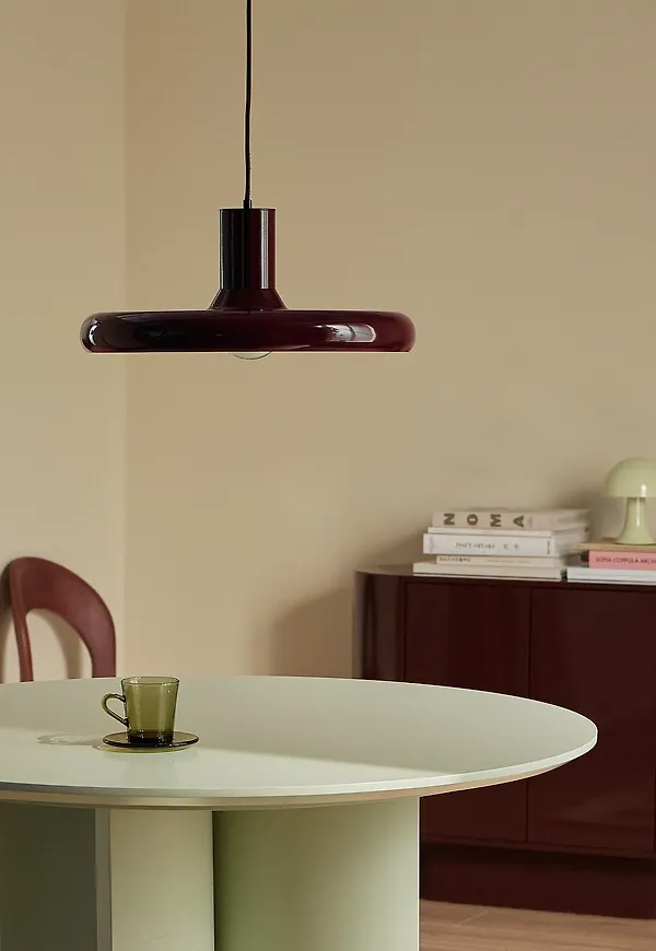 Otroligt snygg Lampa som passar bra vid många olika tillfällen.