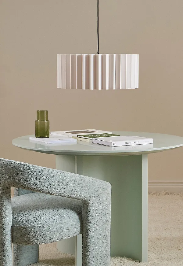 Moderiktig svart lampa 2026 från Ellos Home.