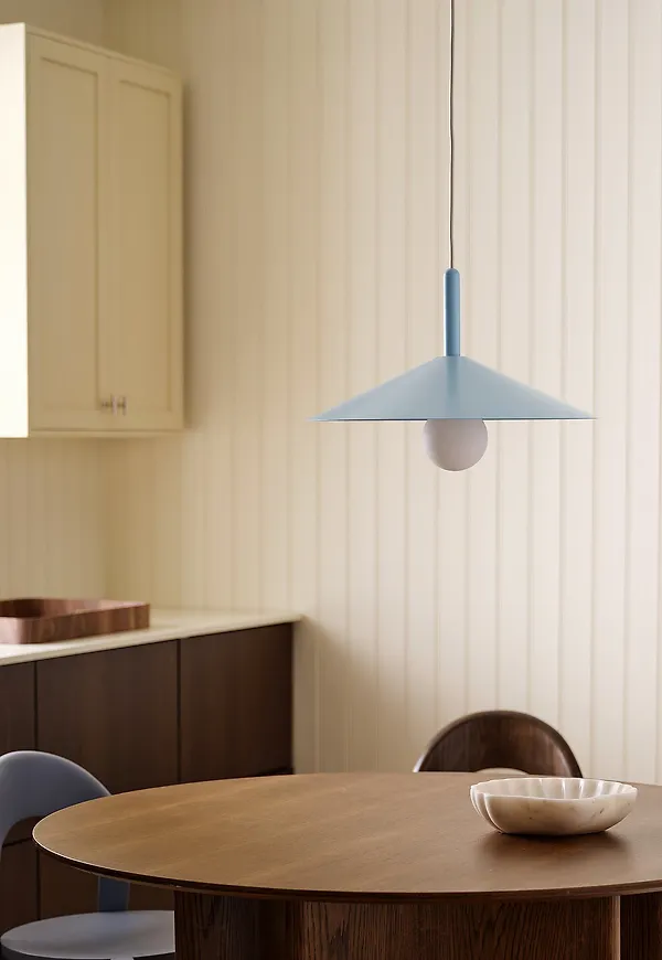 Moderiktig Lampa som passar bra vid många olika tillfällen.