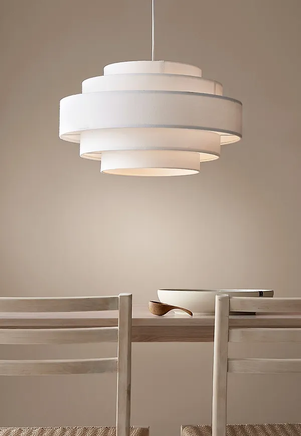 Skön vit lampa 2026 från Ellos Home.