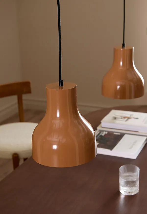 Elegant taklampa 2026 från Ellos Home.
