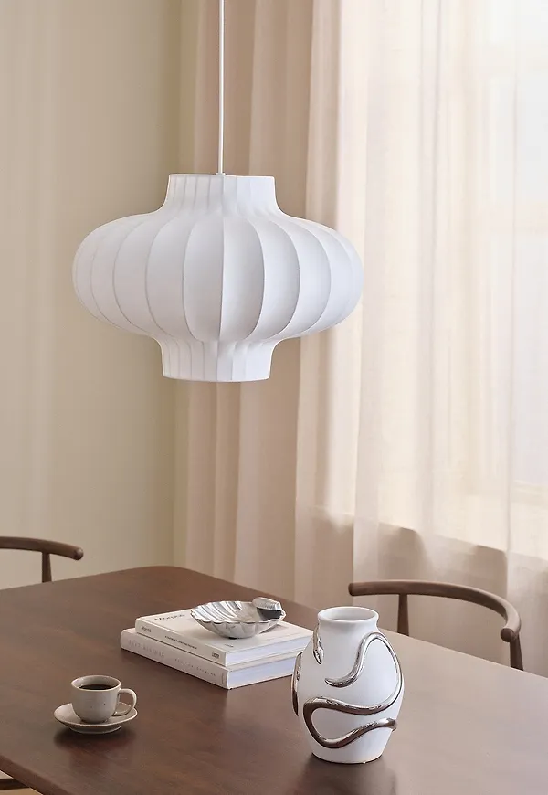Vit Ellos Home-taklampa i stilriktig modell.