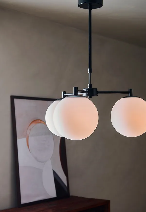 Elegant svart lampa 2026 från Ellos Home.