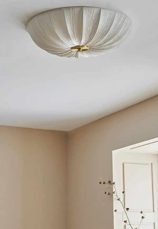 Klassisk lampa i vitt från Ellos Home.
