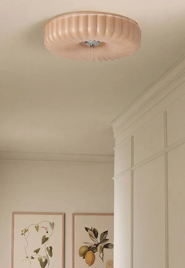 Härlig beige lampa 2026 från Ellos Home.