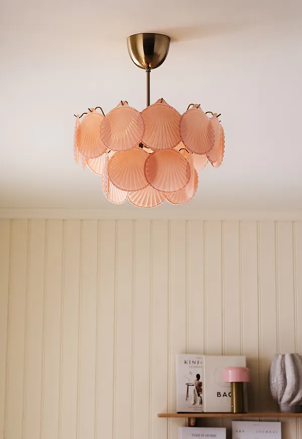 Supersnygg lampa i rosa från Ellos Home.