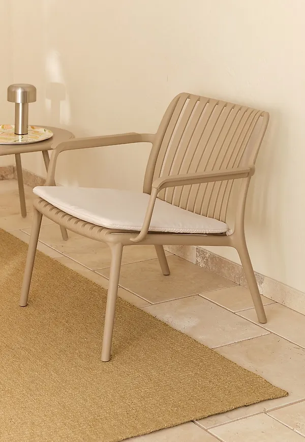 Komfortabel trädgårdsfåtölj 2026 från Ellos Home.