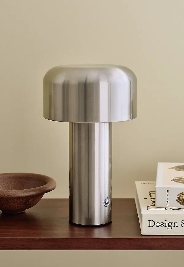 Silverfärgad Ellos Home-lampa i riktigt trendig modell.