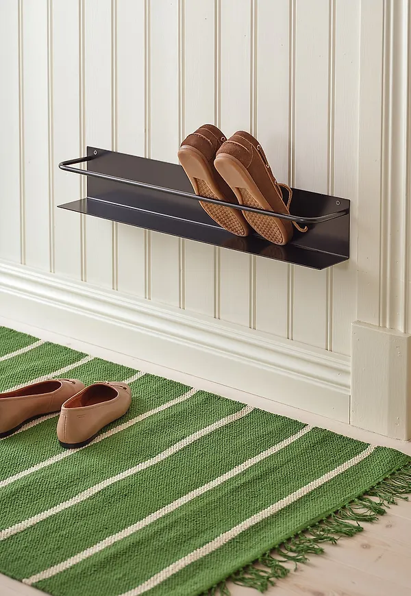 Svart Ellos Home-järnmöbel i vacker modell.