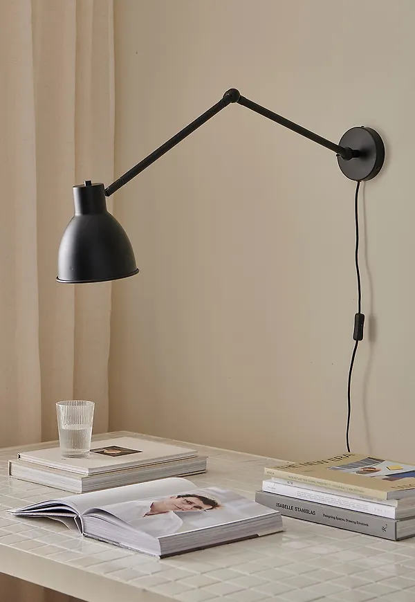 Skön svart lampa 2026 från Ellos Home.