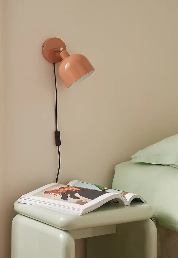 Otroligt fin vägglampa i brunt från Ellos Home.